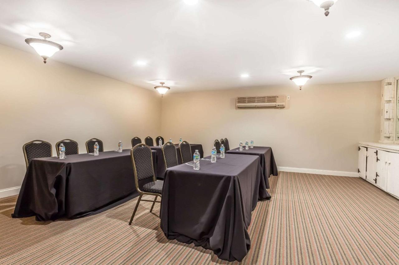 The Aurora Inn Hotel And Event Center Zewnętrze zdjęcie